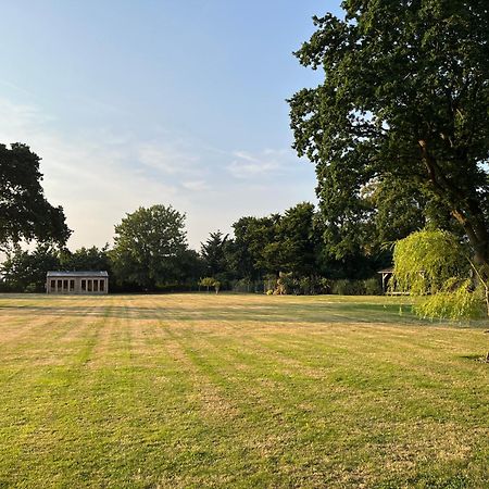 Stay At 'The Elms' In Tranquil Church Norton, Selsey - Ground Floor Bedroom, Own Private Bathroom, Quiet Beach, 2 Acre Garden By The Sea, On Edge Of Wildlife Nature Reserve Bagian luar foto