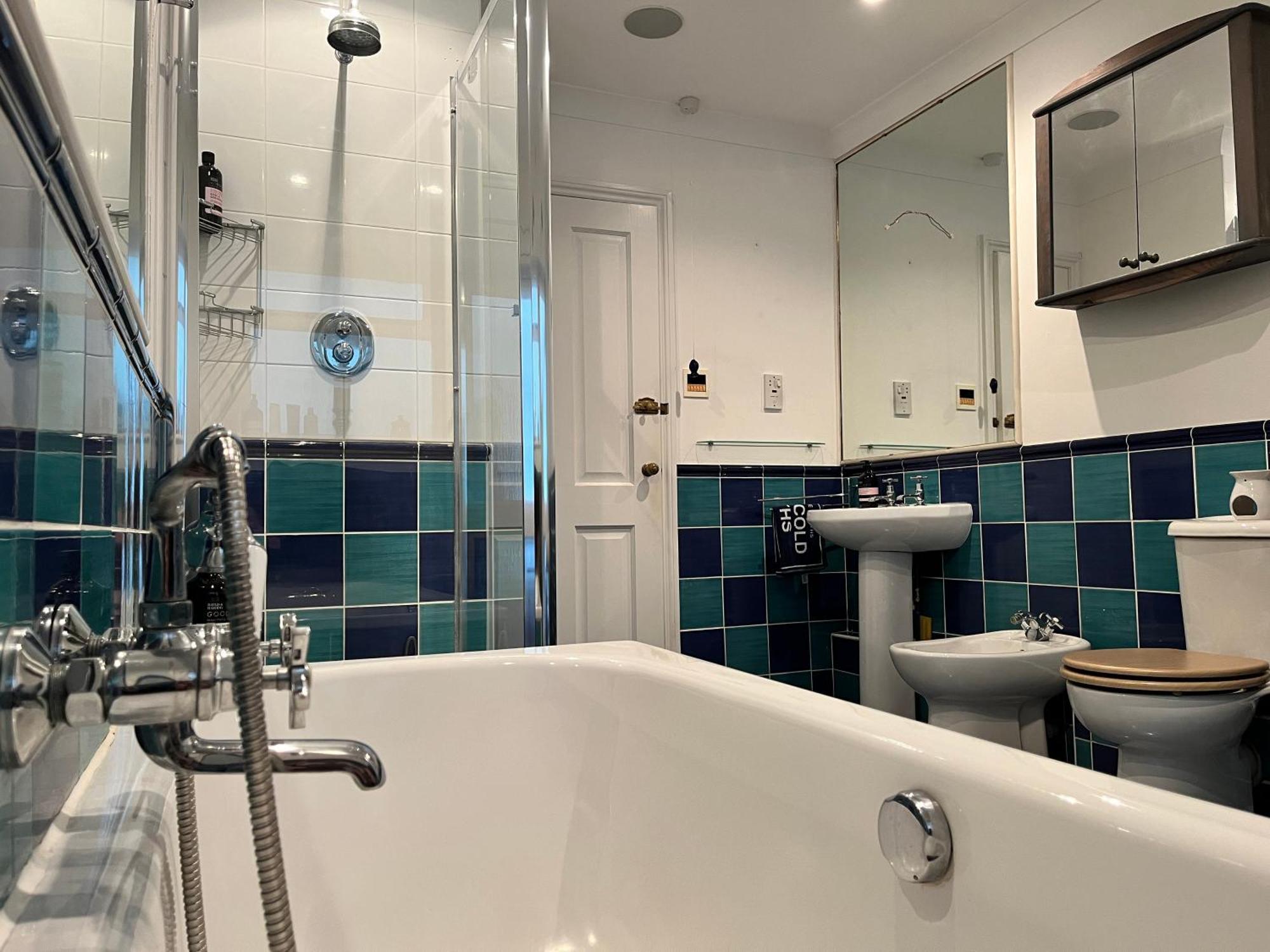 Stay At 'The Elms' In Tranquil Church Norton, Selsey - Ground Floor Bedroom, Own Private Bathroom, Quiet Beach, 2 Acre Garden By The Sea, On Edge Of Wildlife Nature Reserve Bagian luar foto