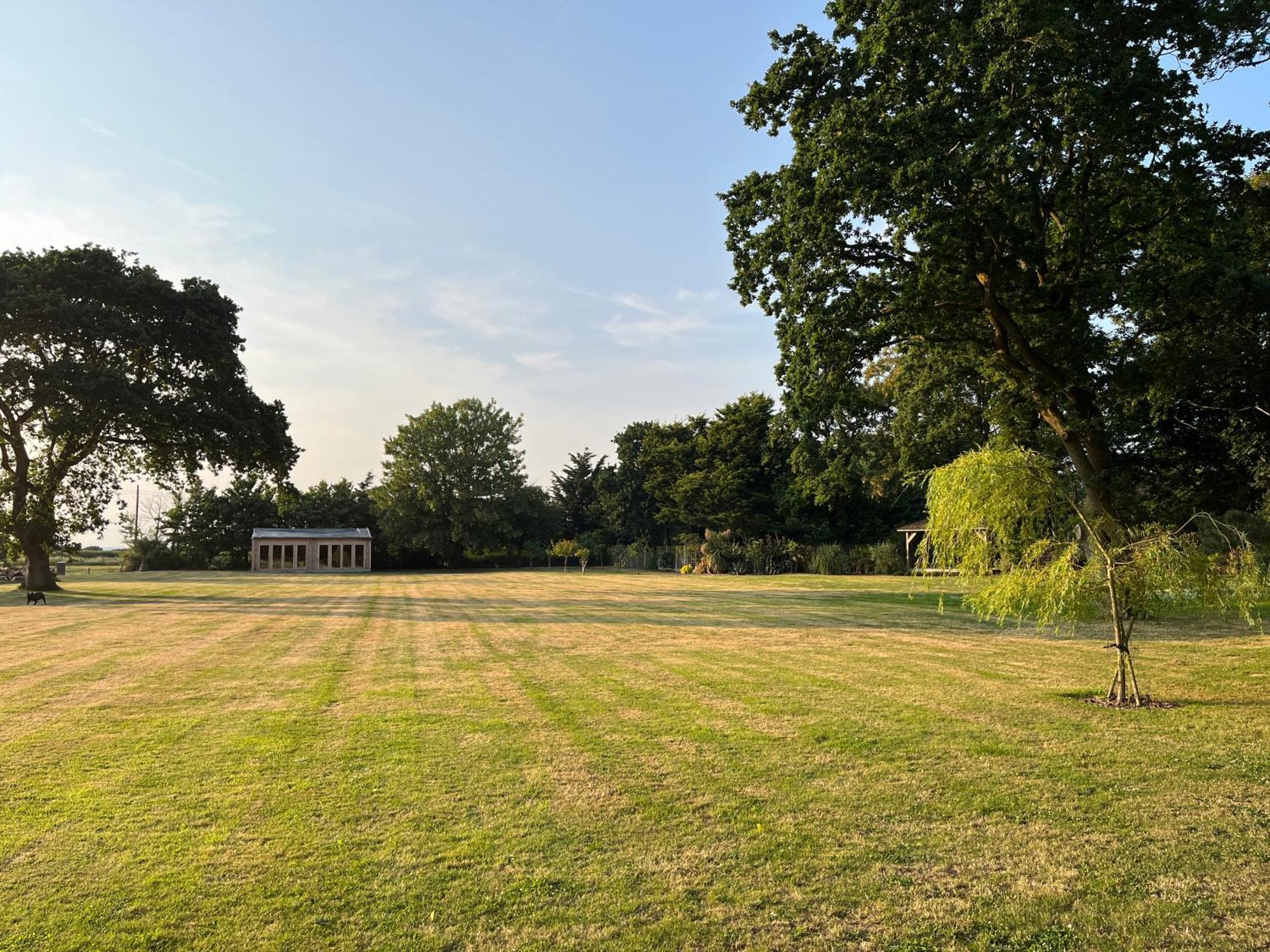 Stay At 'The Elms' In Tranquil Church Norton, Selsey - Ground Floor Bedroom, Own Private Bathroom, Quiet Beach, 2 Acre Garden By The Sea, On Edge Of Wildlife Nature Reserve Bagian luar foto