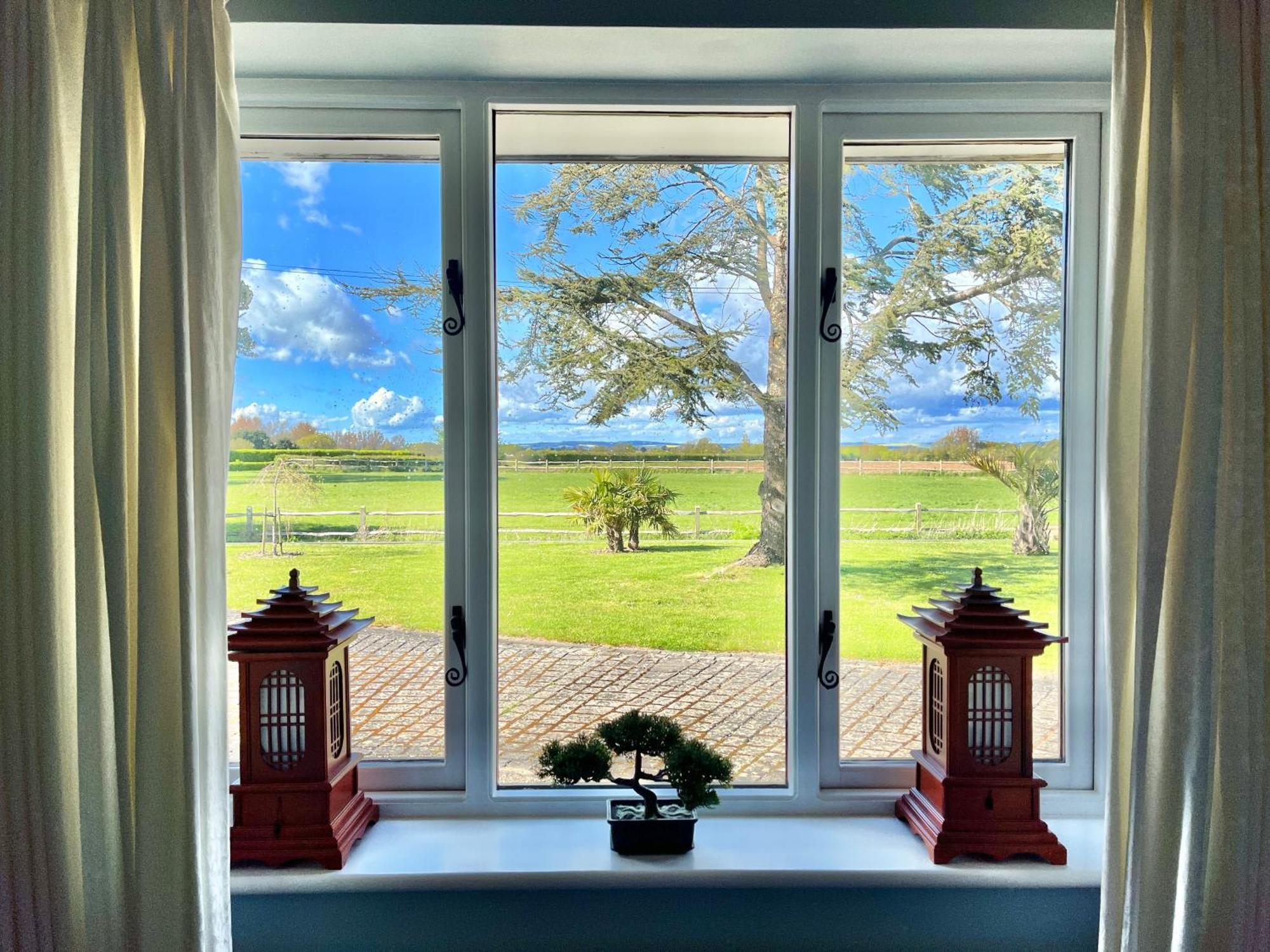 Stay At 'The Elms' In Tranquil Church Norton, Selsey - Ground Floor Bedroom, Own Private Bathroom, Quiet Beach, 2 Acre Garden By The Sea, On Edge Of Wildlife Nature Reserve Bagian luar foto