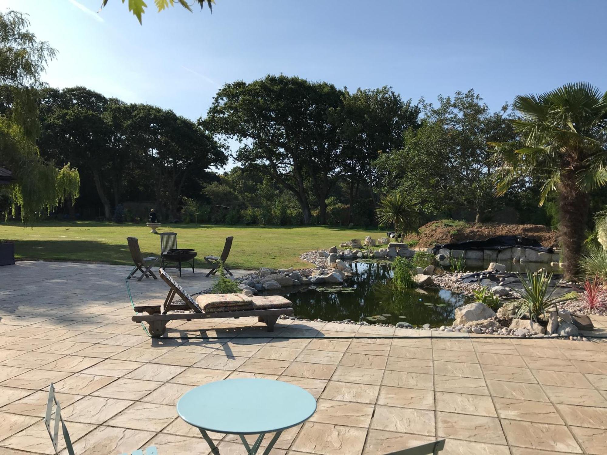 Stay At 'The Elms' In Tranquil Church Norton, Selsey - Ground Floor Bedroom, Own Private Bathroom, Quiet Beach, 2 Acre Garden By The Sea, On Edge Of Wildlife Nature Reserve Bagian luar foto