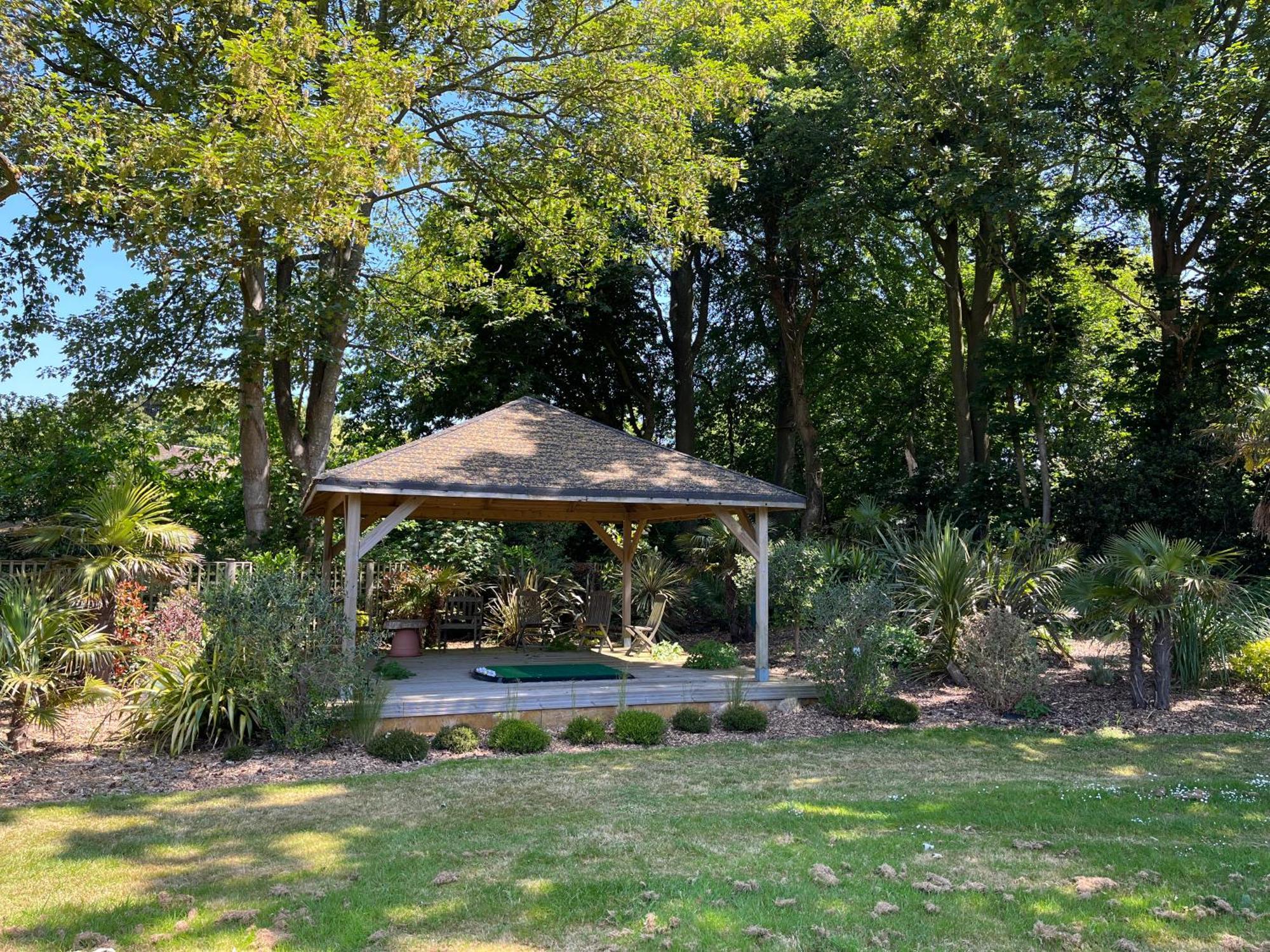 Stay At 'The Elms' In Tranquil Church Norton, Selsey - Ground Floor Bedroom, Own Private Bathroom, Quiet Beach, 2 Acre Garden By The Sea, On Edge Of Wildlife Nature Reserve Bagian luar foto