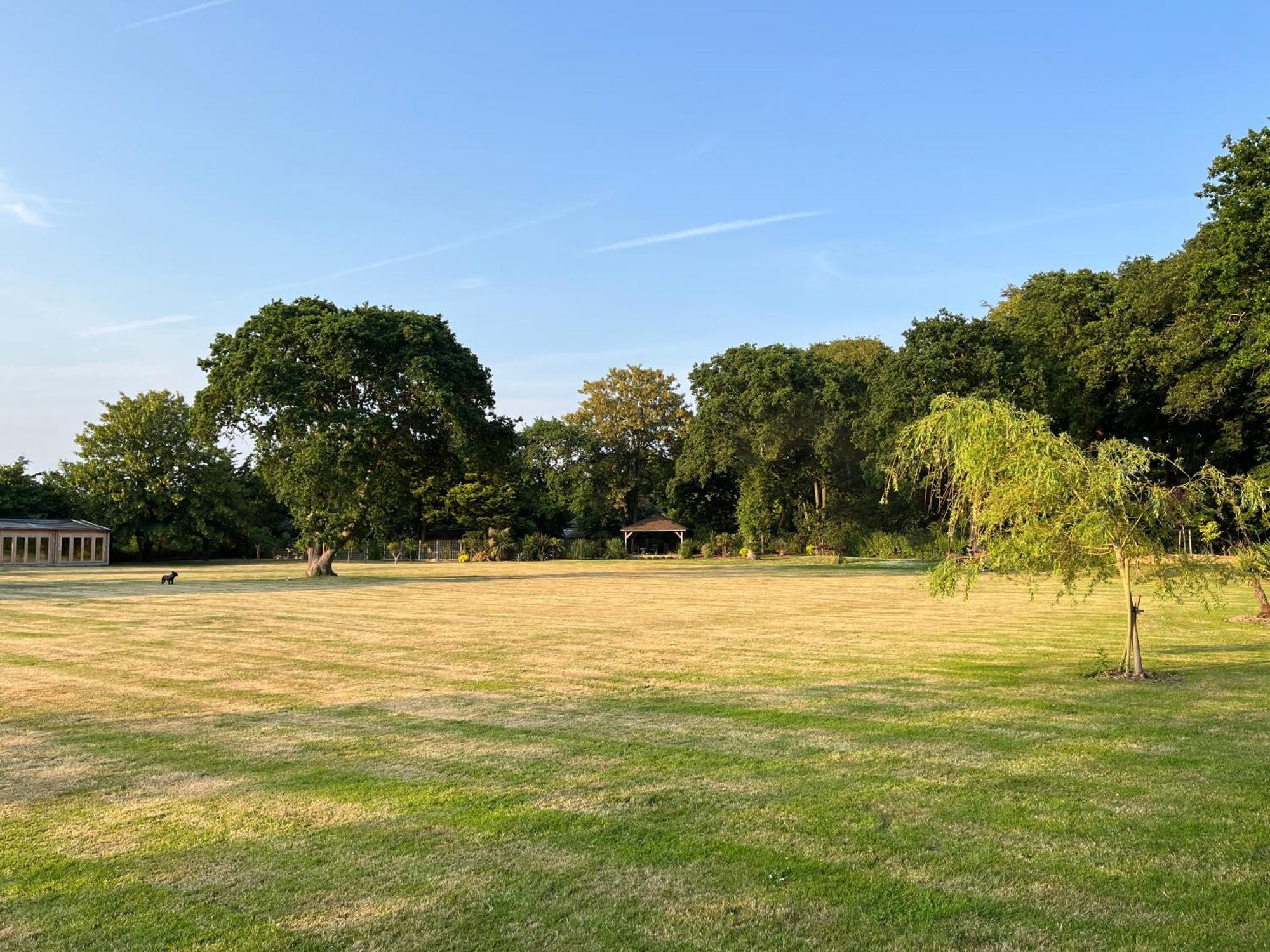 Stay At 'The Elms' In Tranquil Church Norton, Selsey - Ground Floor Bedroom, Own Private Bathroom, Quiet Beach, 2 Acre Garden By The Sea, On Edge Of Wildlife Nature Reserve Bagian luar foto